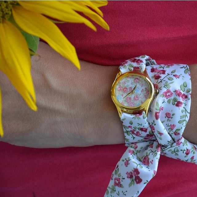 Cvetlična ura s pasom iz blaga
