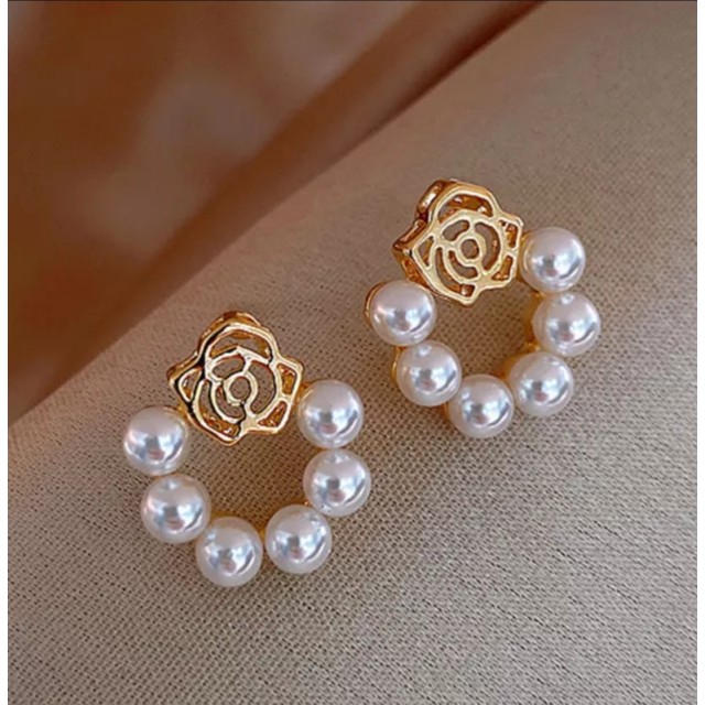 Elegantni uhani z vrtnico in perlicami 