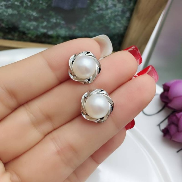 Elegantni uhani s perlico v srebrni barvi