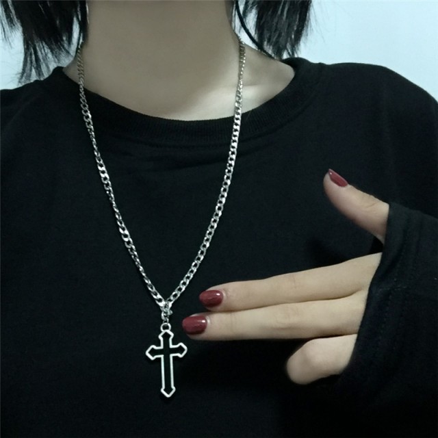 Verižica z obeskom križa, gotski stil 