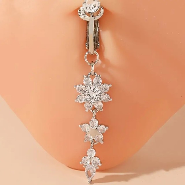 Fake piercing za popek v srebrni barvi s tremi cvetovi