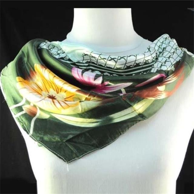 Elegantna kvadratna ruta v temno zeleni barvi 