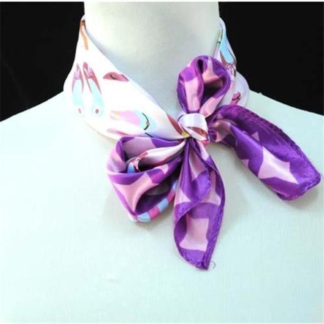 Kvadratna rutka s potiskom ženskih čevljev vijola barve