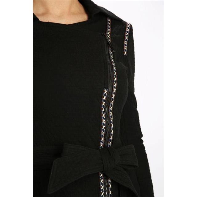 Prehodni črni plašč z vzorcem