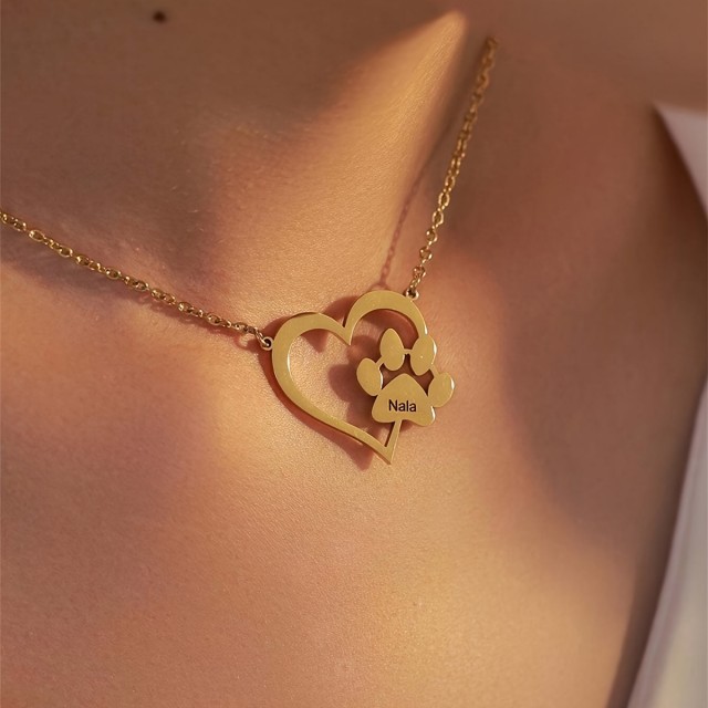 Personalizirana ogrlica z obeskom srca in tačke ter lastno gravuro 