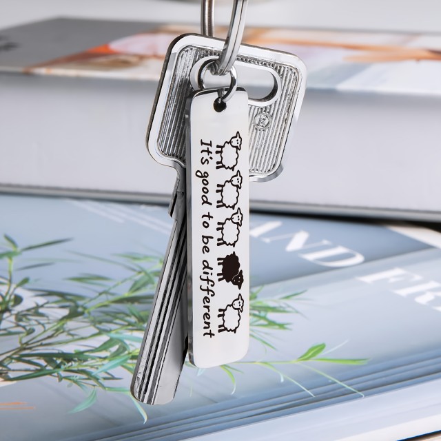 Obesek za ključe z ovčkami It's Good to Be Different