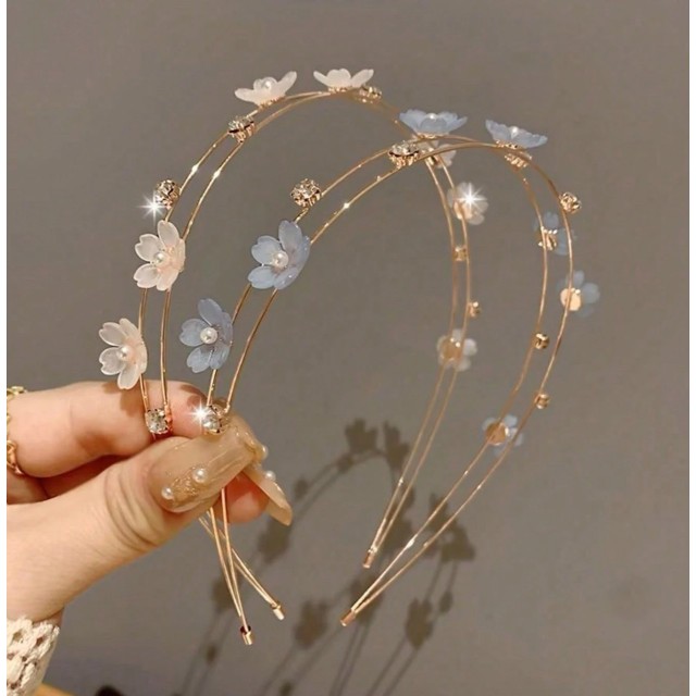 Prikupen kovinski obroč za lase z rožicami