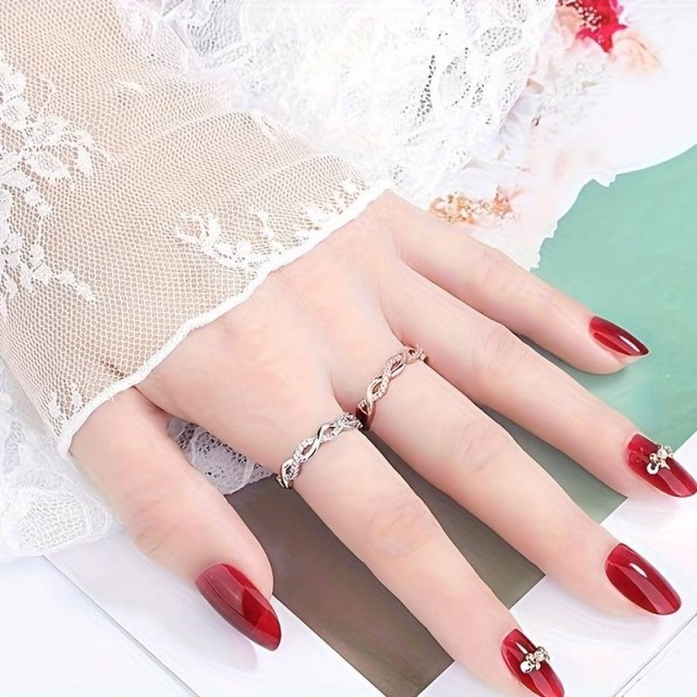 Eleganten prstan z zanimivim vzorcem in sijočimi cirkoni