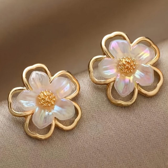 Vtični uhani z majhnim cvetličnim dizajnom