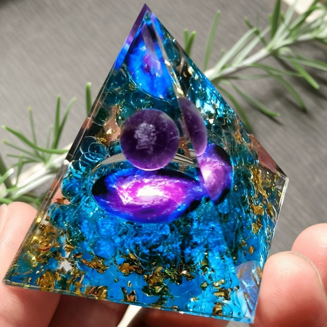 Orgonitna piramida “Galaksija” z ametistom 5 cm