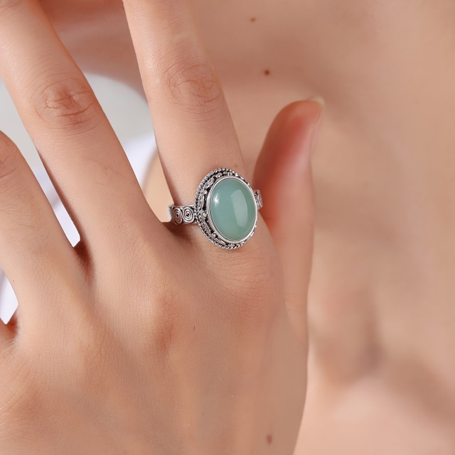 Prilagodljiv odprt prstan s sintetičnim zelenim kamnom 