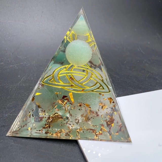 Orgonitna piramida z naravnim kamnom aventurina reiki