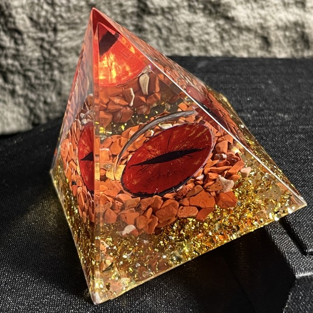 Orgonitna piramida »Hell’s Eye« – rdeče oko s kristali 5cm