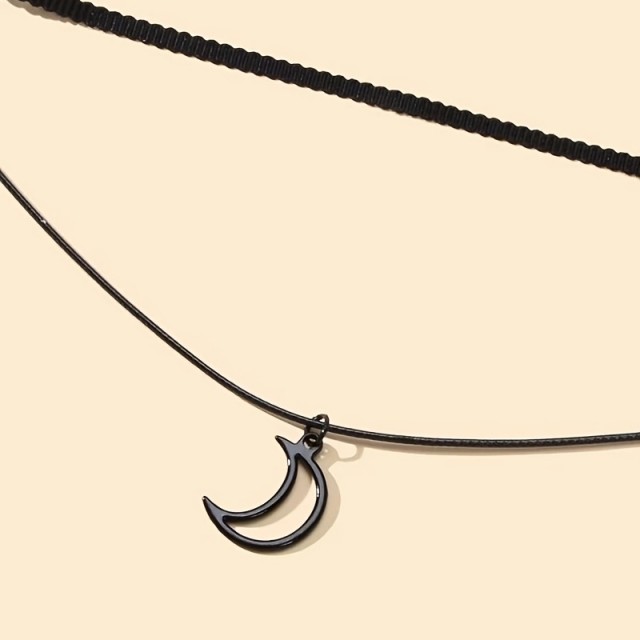 Choker ogrlica z obeskom lune v črni barvi 