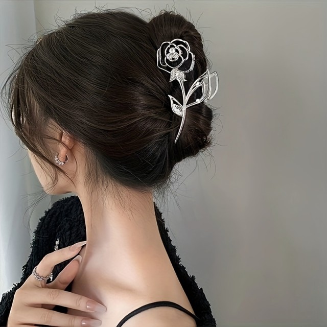 Srebrna kovinska sponka za lase v obliki rože