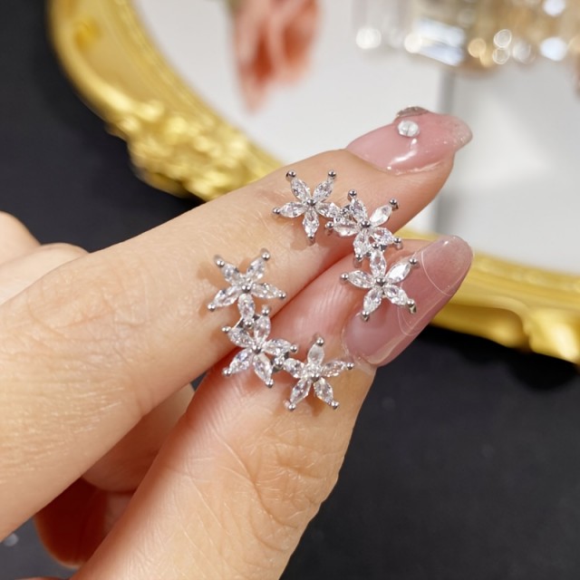 Elegantni uhani z motivom treh rožic