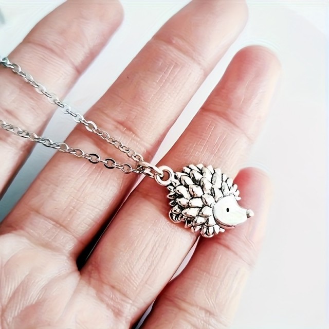 Prikupna ogrlica v srebrni barvi  z ježkom