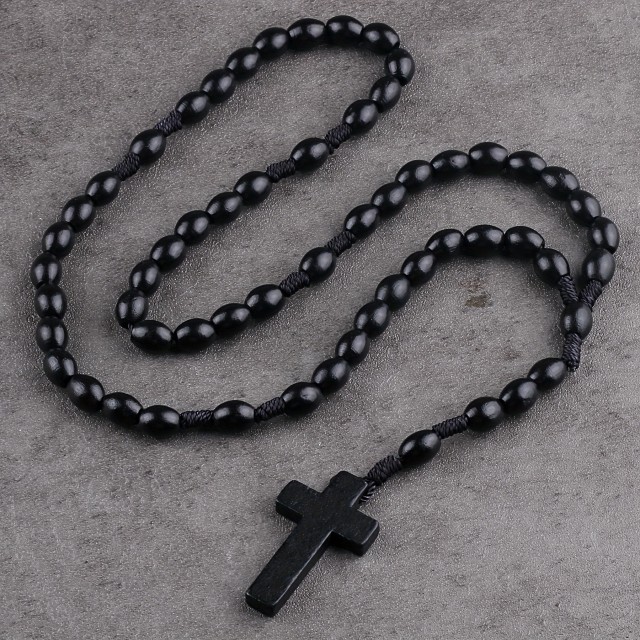 Molitvena lesena verižica v črni barvi rožni venec