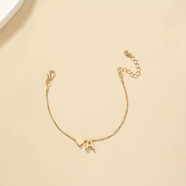 Zapestnica z začetnico imena A v zlati barvi
