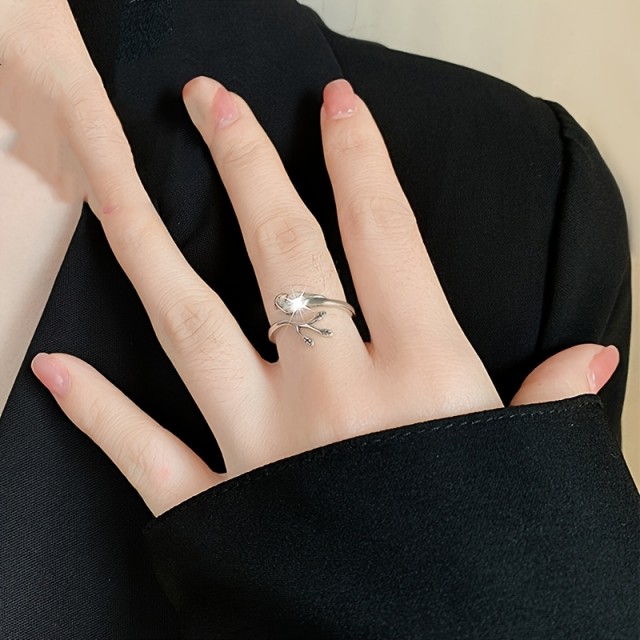 Prelep vintage prstan s ptičko na veji