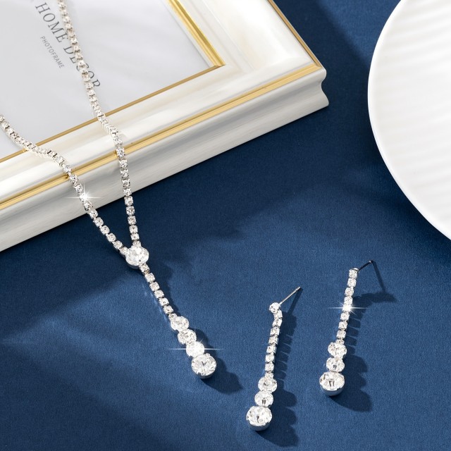 Čudovit 2 delni komplet nakita v srebrni barvi