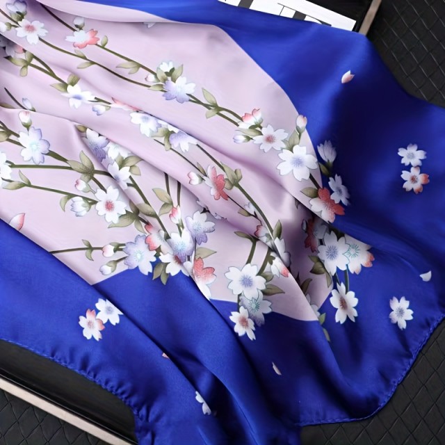 Elegantna ženska kvadratna ruta v lila in modri barvi s cvetlicami