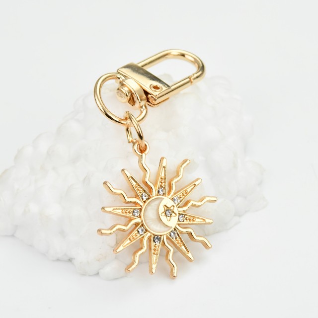 Obesek za ključe v zlati barvi z obeskom sončka