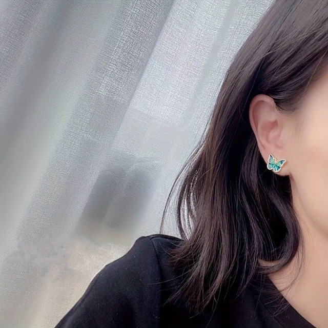 Prikupni mini uhančki z zelenim metuljem