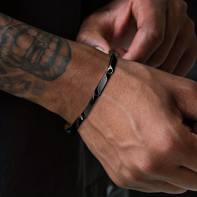 Stilska zapestnica iz titana v črni barvi