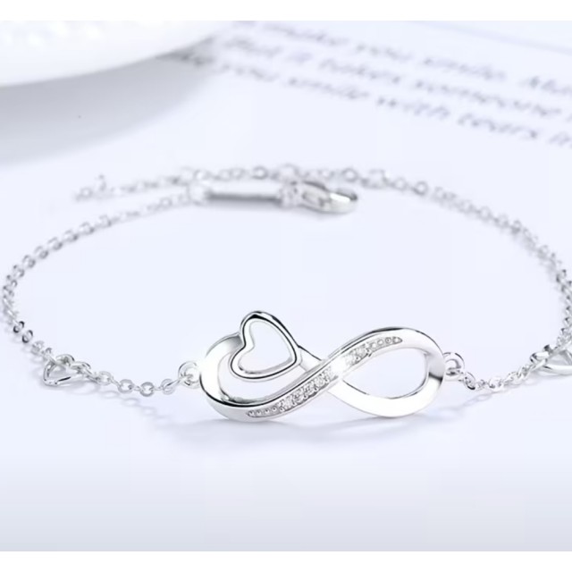 Elegantna zapestnica neskončnost s srčkom