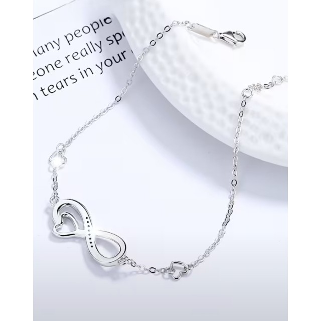 Elegantna zapestnica neskončnost s srčkom