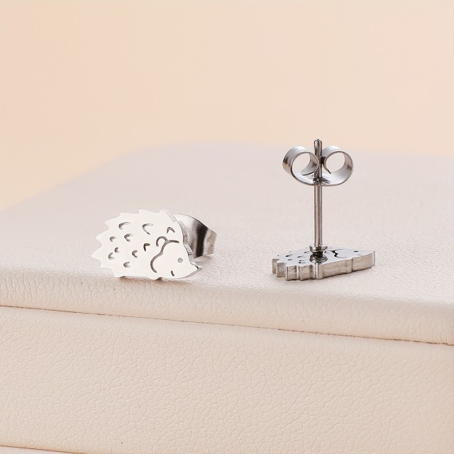 Nerjaveči uhani v srebrni barvi z motivom ježka