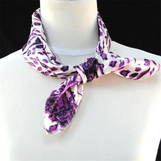 Elegantna kvadratna ruta s tigrastim potiskom vijola barve