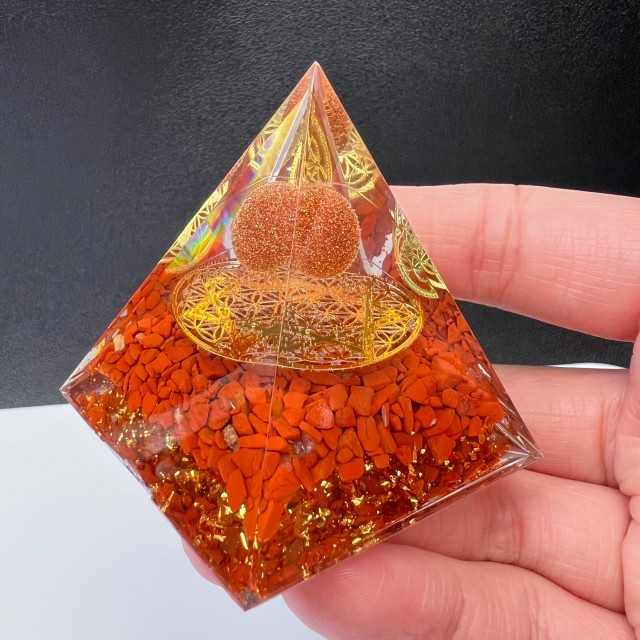 Orgonitna piramida z rdečim jasperjem 5cm