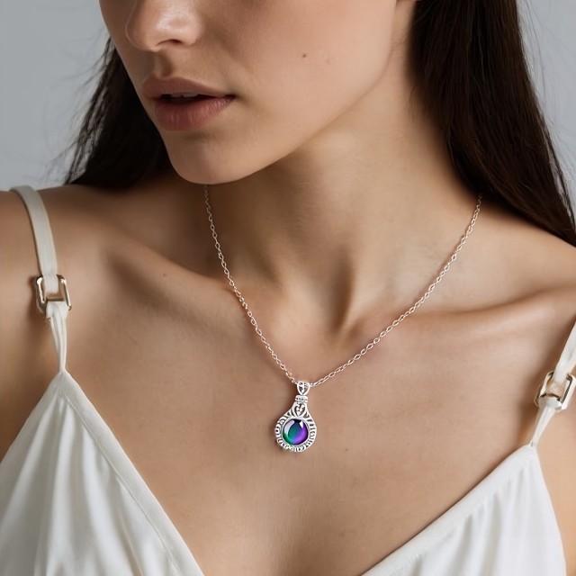 Ogrlica s kamnom ki spreminja barvo glede na razpoloženje