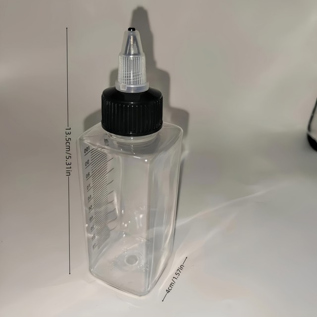 Prozorna kvadratna stisnilna steklenica z merilno lestvico ml