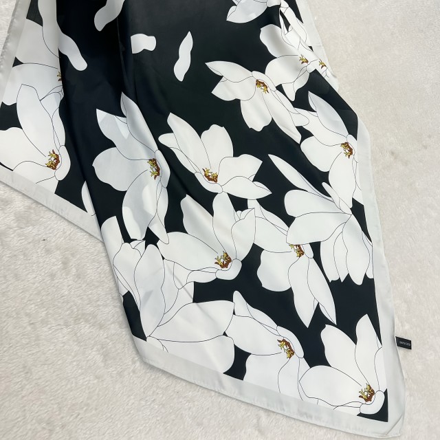  Elegantna cvetlična črno-bela rutka