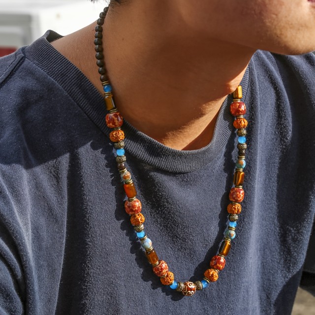 Moška etno ogrlica s pisanimi kamnitimi kroglicami
