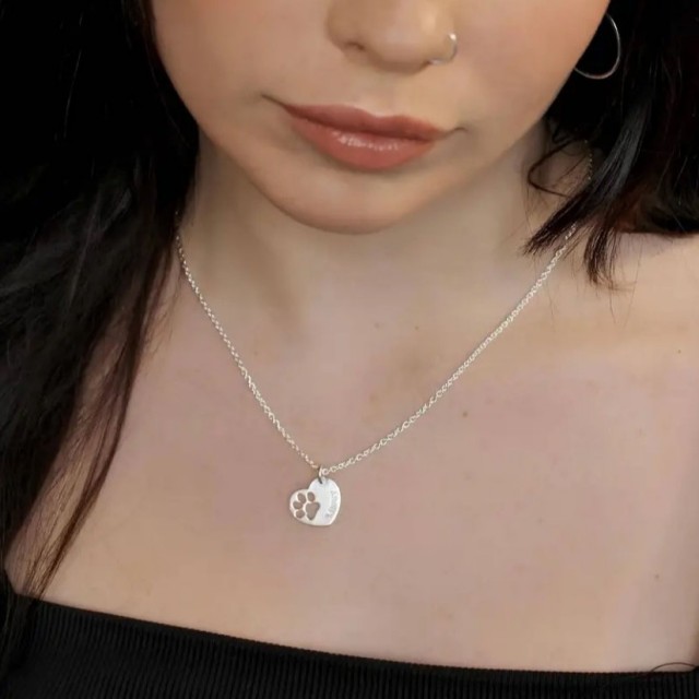 Personalizirana ogrlica z obeskom v obliki srca in tačko