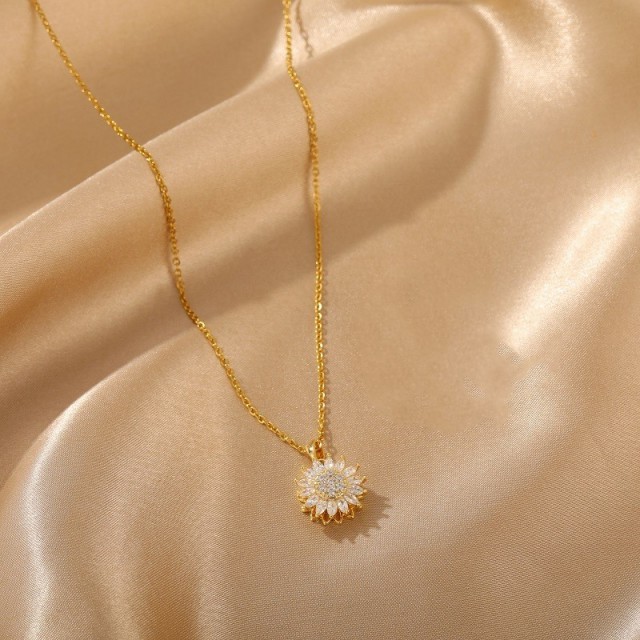 Nerjaveča ogrlica z obeskom sončnice 2 barvi