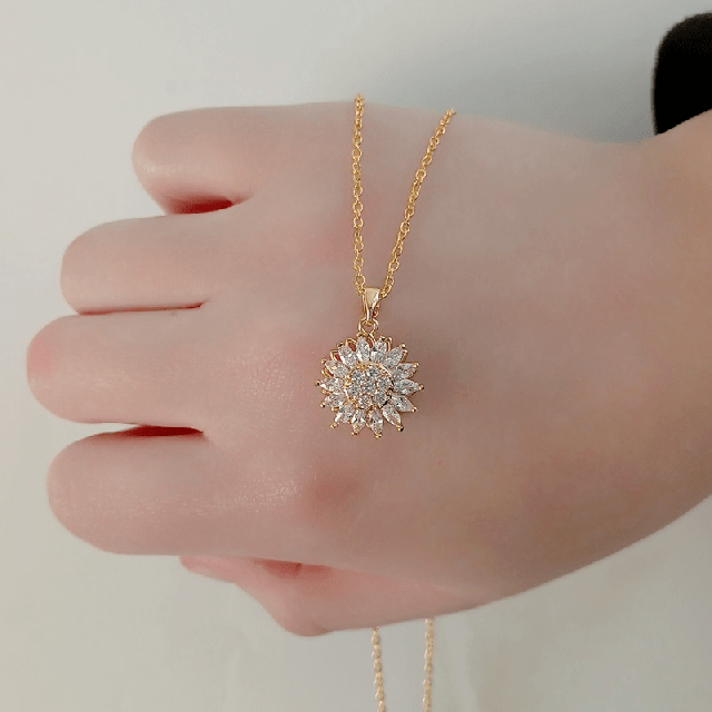 Nerjaveča ogrlica z obeskom sončnice 2 barvi