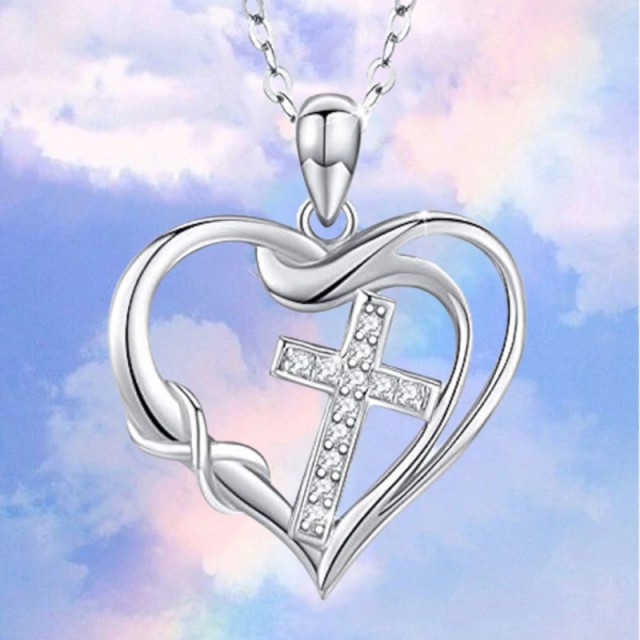 Elegantna ogrlica s križem v srcu srebrna