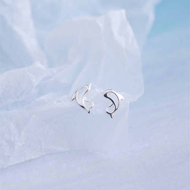 Prisrčni manjši uhani z delfini