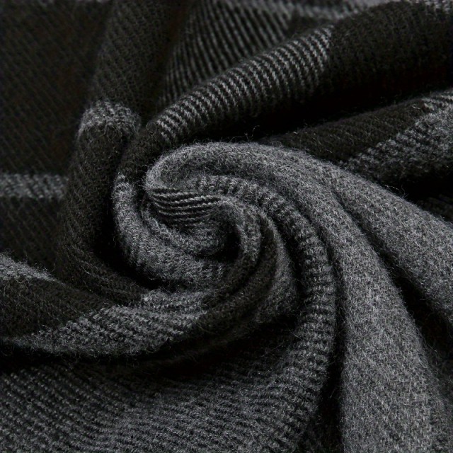 Moški eleganten geometrijski šal s karirastim vzorcem črno-siv