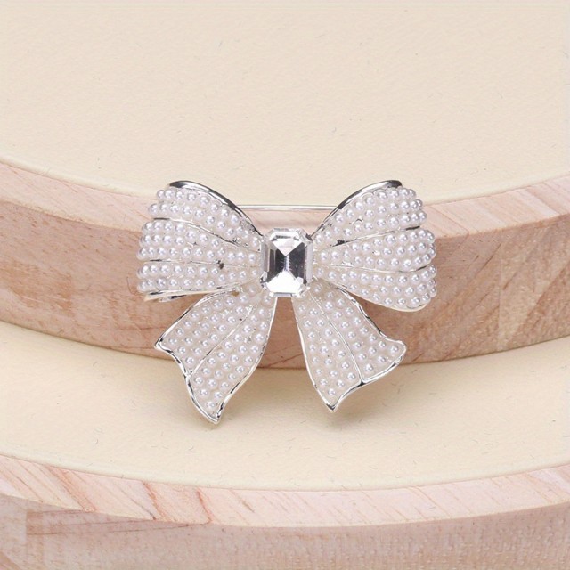 Elegantna broška s pentljo iz bleščečih kamnov 