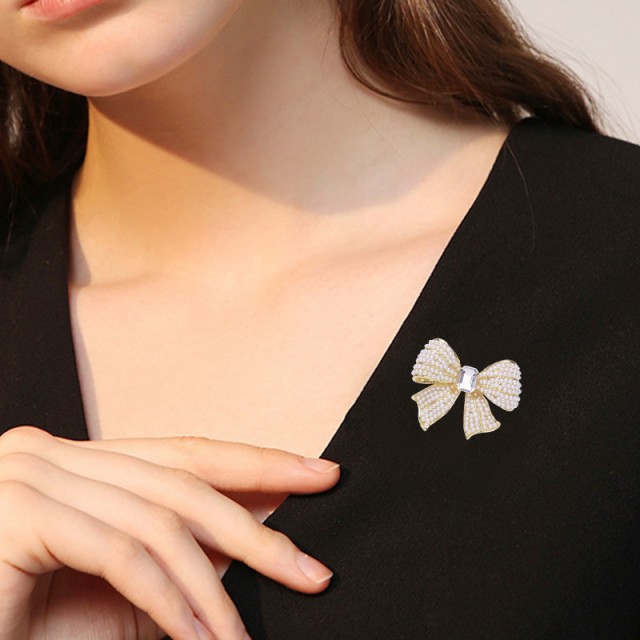 Elegantna broška s pentljo iz bleščečih kamnov 