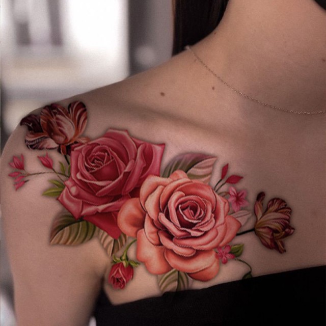 Začasna tatu nalepka z rdečo vrtnico 