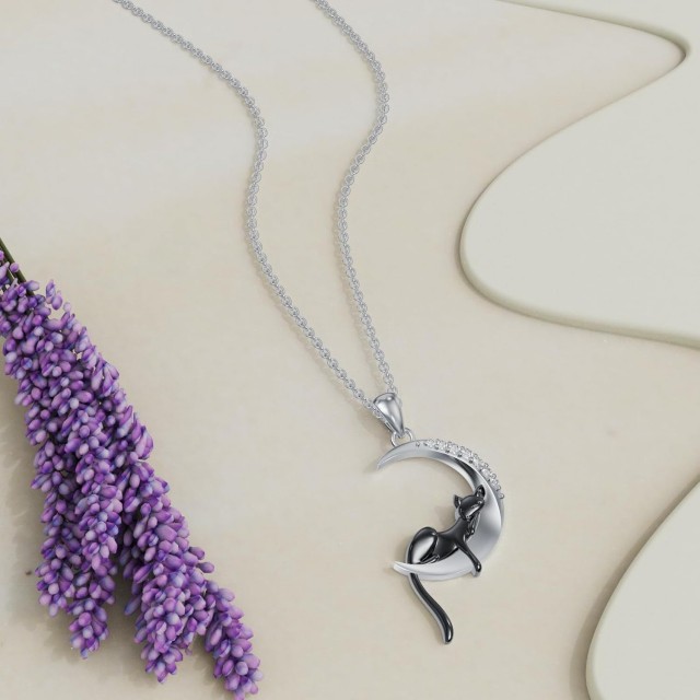 Čudovita ogrlica s črno muco na luni