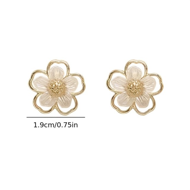 Vtični uhani z majhnim cvetličnim dizajnom