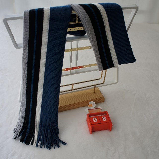 Moški eleganten pleteni šal s črtami modre barve